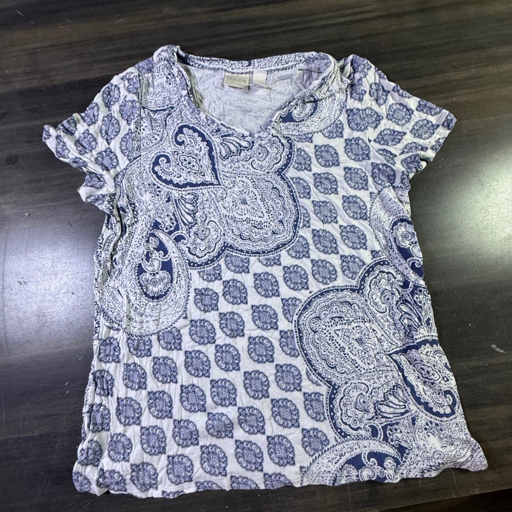Chicos Blue White Paisley Medallion V-Neck Short Sleeve Top Size 0 Small
